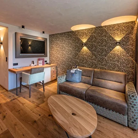 Alpinhotel Berghaus מלון טוקס