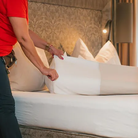 מלון Alpinhotel Berghaus 4*